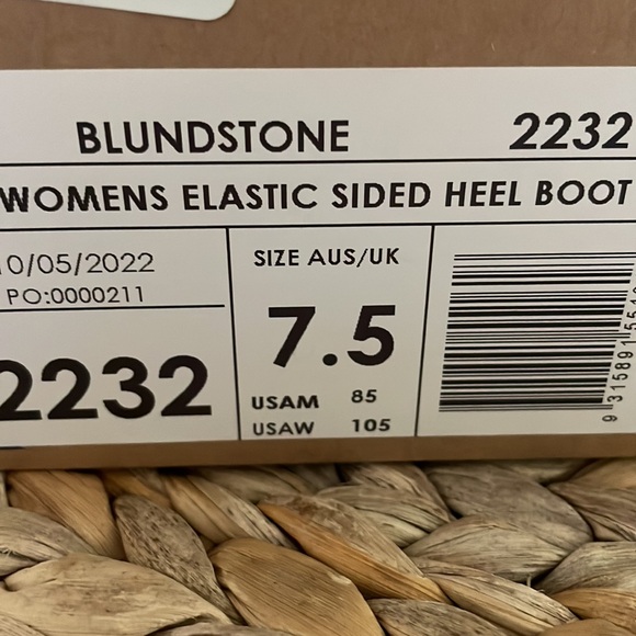 Blundstone Brown Vegan Leather Boots in original box - Picture 9 of 9